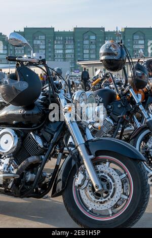 Kazan, Russia-26 settembre 2020: Moto classiche belle, pulite e lucenti in piedi in fila nel parcheggio Foto Stock