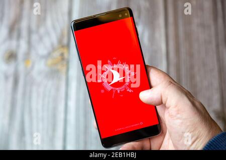 Un telefono cellulare o un telefono cellulare tenuto da un Mano con l'app Turkish Airlines aperta sullo schermo Foto Stock