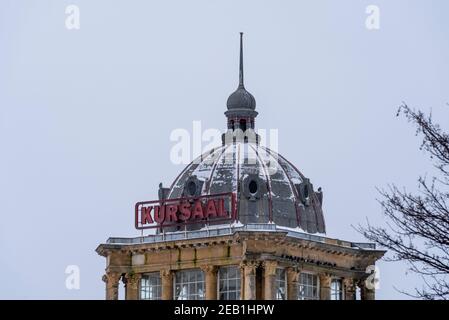 Kursaal cupola a Southend sul mare, Essex, Regno Unito, con la neve da Storm Darcy. Luogo di evento vuoto e chiuso. Architettura storica Foto Stock