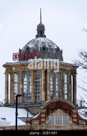 Kursaal cupola a Southend sul mare, Essex, Regno Unito, con la neve da Storm Darcy. Luogo di evento vuoto e chiuso. Architettura storica Foto Stock