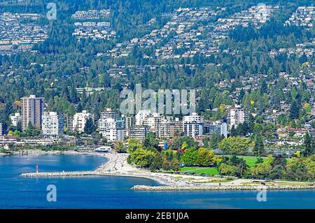 Case su una collina vicino all'acqua, Vancouver, B. C., Canada Foto Stock