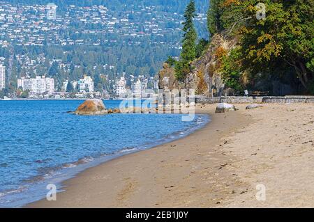 Spiaggia di sabbia in Stanley Park vicino al Seawall, Vancouver, B. C., Canada. Foto Stock