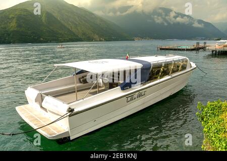 LAGO DI COMO, ITALIA - GIUGNO 2019: Lancio di motori attraccati vicino a Cadenabbia sul Lago di Como. La nave è usata per portare i visitatori in escursioni intorno al lago. Foto Stock