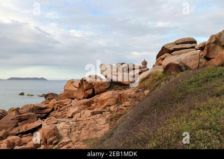 Faro di Ploumanac'h - Faro di Mean Ruzon - faro attivo a Perros-Guirec, Cotes-d'Armor, Bretagna, Francia Foto Stock