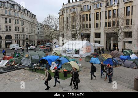 Persone che visitano il campo del movimento Occupy London vicino a st pauls cattedrale di Londra Foto Stock