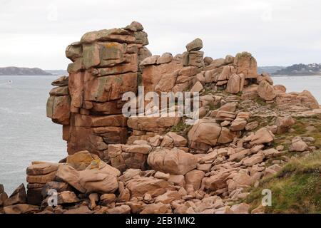 Bizzarre scogliere sulla Costa di granito Rosa in Bretagna, Francia Foto Stock