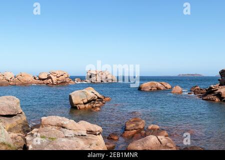 Boulders sulla Costa di granito Rosa - Costa di granito Rosa - grande sito naturale di Ploumana, Ploumana, dipartimento Cotes-d'Armor, Bretagna, Francia Foto Stock