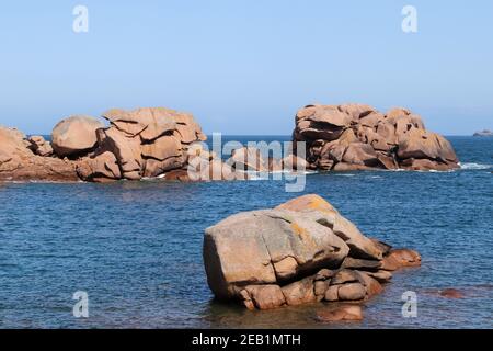 Bizzarri massi sulla Costa di granito Rosa - Costa di granito Rosa - in Bretagna, Francia Foto Stock