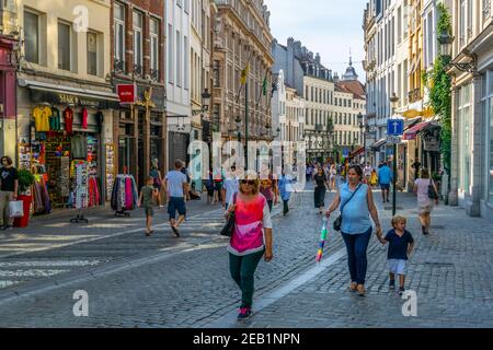 BRUXELLES, BELGIO, 4 AGOSTO 2018: Vista di una strada stretta che conduce al Grote Markt a Bruxelles, Belgio Foto Stock