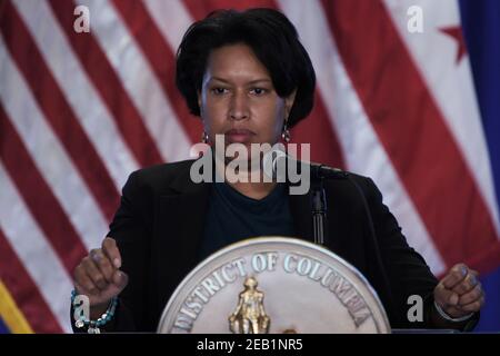 Washington, Stati Uniti. 11 Feb 2021. Il sindaco della DC Muriel Bowser arriva a tenere una conferenza stampa sull'aggiornamento situazionale di Covid 19, oggi il 11 febbraio 2021 presso la Camera del Consiglio Vecchio a Washington DC, USA. (Foto di Lenin Nolly/Sipa USA) Credit: Sipa USA/Alamy Live News Foto Stock