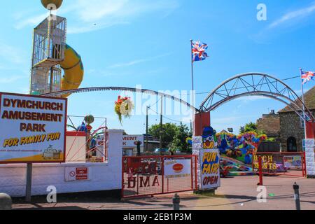 High Street di Dymchurch in estate soleggiato giorno contro bel cielo blu, UN villaggio e parrocchia civile nel Folkestone e Hythe distretto di Kent, Inghilterra, Regno Unito Foto Stock