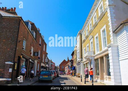 Rye è una città inglese vicino alla costa nel Sussex orientale. Nel centro, vicoli acciottolati come Mermaid Street sono fiancheggiati da case medievali a graticcio. Foto Stock