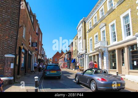 Rye è una città inglese vicino alla costa nel Sussex orientale. Nel centro, vicoli acciottolati come Mermaid Street sono fiancheggiati da case medievali a graticcio. Foto Stock