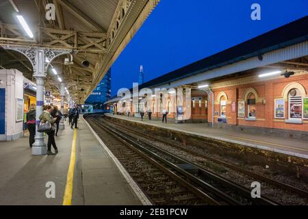 Piattaforme e binari ferroviari alla stazione ferroviaria di Waterloo East, Londra, Regno Unito Foto Stock