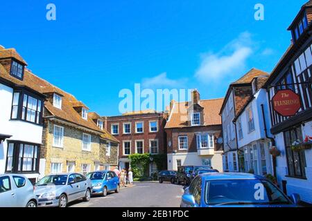 Rye è una città inglese vicino alla costa nel Sussex orientale. Nel centro, vicoli acciottolati come Mermaid Street sono fiancheggiati da case medievali a graticcio. Foto Stock