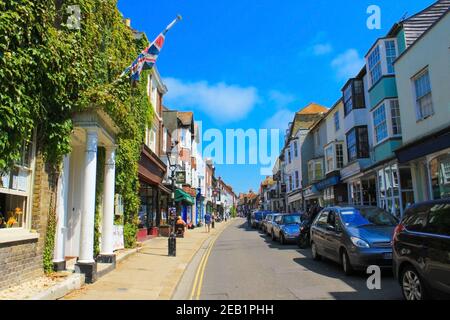 Rye è una città inglese vicino alla costa nel Sussex orientale. Nel centro, vicoli acciottolati come Mermaid Street sono fiancheggiati da case medievali a graticcio. Foto Stock