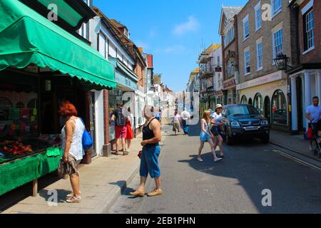 Rye è una città inglese vicino alla costa nel Sussex orientale. Nel centro, vicoli acciottolati come Mermaid Street sono fiancheggiati da case medievali a graticcio. Foto Stock