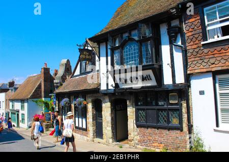 Rye è una città inglese vicino alla costa nel Sussex orientale. Nel centro, vicoli acciottolati come Mermaid Street sono fiancheggiati da case medievali a graticcio. Foto Stock