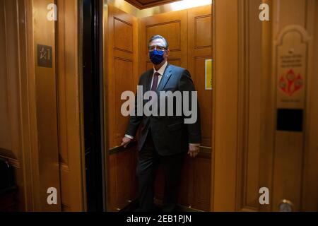 Washington, DC, Stati Uniti. 11 Feb 2021. Bruce Castor, avvocato dell’ex presidente americano Donald J. Trump, prende l’ascensore durante il terzo giorno del secondo processo di impeachment contro Trump al Senato, presso il Campidoglio di Washington, DC, USA, il 11 febbraio 2021. I manager dell’impeachment delle case continuano a presentare le loro argomentazioni il terzo giorno del processo di impeachment del Senato contro l’ex presidente americano Donald J. Trump, sull’accusa di incitamento all’insurrezione per il suo ruolo nel 06 gennaio violento attacco al Campidoglio americano.Credit: Michael Reynolds - Pool via CNP | Usage worldwide Credit: dpa/Alamy Live News Foto Stock