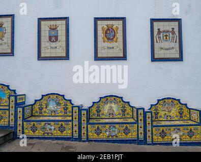 Firgas, Gran Canaria, Isole Canarie, Spagna 13 dicembre 2020: Vista delle panchine decorate in ceramica in via Paseo de Gran Canaria Foto Stock