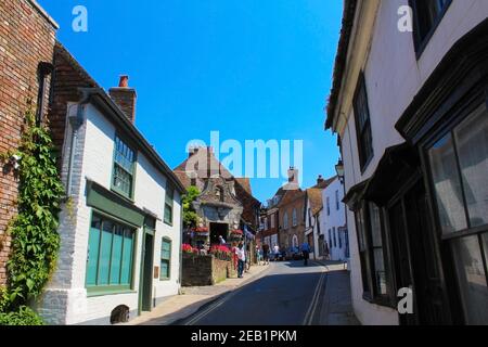 Rye è una città inglese vicino alla costa nel Sussex orientale. Nel centro, vicoli acciottolati come Mermaid Street sono fiancheggiati da case medievali a graticcio. Foto Stock