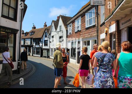 Rye è una città inglese vicino alla costa nel Sussex orientale. Nel centro, vicoli acciottolati come Mermaid Street sono fiancheggiati da case medievali a graticcio. Foto Stock