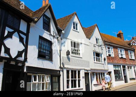 Rye è una città inglese vicino alla costa nel Sussex orientale. Nel centro, vicoli acciottolati come Mermaid Street sono fiancheggiati da case medievali a graticcio. Foto Stock