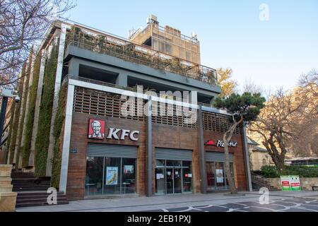 Baku - Azerbaigian: 2 gennaio 2021. Ristorante fast food KFC. Il Kentucky Fried Chicken KFC è il secondo ristorante più grande del mondo. Online Foto Stock