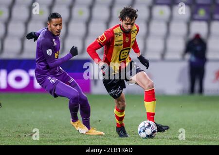 ANTWERPEN, BELGIO - FEBBRAIO 11: Musashi Suzuki di Beerschot VA, Thibaut Peyre di KV Mechelen durante la partita di Coppa Croky tra Beerschot e KV Mec Foto Stock