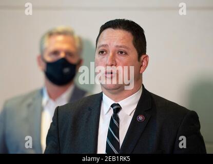 Il congressista di Freshman Tony Gonzalez (R-TX) parla a una conferenza stampa dopo aver incontrato il leader Kevin McCarthy (l) criticando la cancellazione del gasdotto Keystone XL da parte del presidente Biden in occasione di una visita con i leader del settore energetico a San Antonio. La conferenza stampa è la terza tappa texana di McCarthy in due settimane, mentre fa pressioni su Biden per discutere le questioni energetiche. Foto Stock