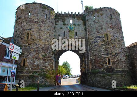 Vista del Landgate-The 'Landgate' (l'unico sopravvissuto uno dei quattro ingressi fortificati originali a. Rye) dates from 1329,Rye,Kent,UK,2016 Foto Stock