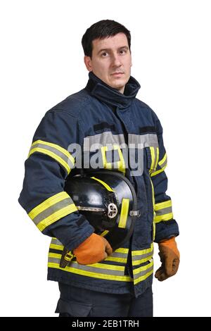 l'uomo in uniforme di vigili del fuoco tiene il cappello e sta guardando a. fotocamera Foto Stock