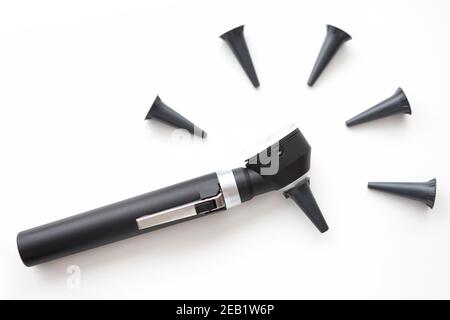 Sul tavolo è presente un otoscopio con attacchi sostituibili Foto Stock