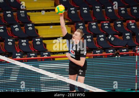 Perugia, Italia. 11 Feb 2021. 2/11/2021 - udrys artur (n.20  opposite opposto tours vb) schiccia durante Tours VB vs Sir SICOMA Monini Perugia, CEV Champions League volley match a Perugia, Italy, February 11 2021 (Photo by IPA/Sipa USA) Credit: Sipa USA/Alamy Live News Foto Stock