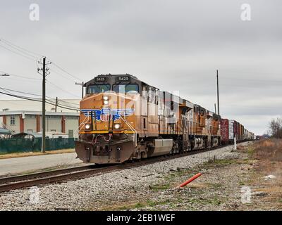 Union Pacific Railroad n. 5425, una locomotiva diesel GE AC45CCTE, che traina un treno merci a Montgomery Alabama, Stati Uniti. Foto Stock