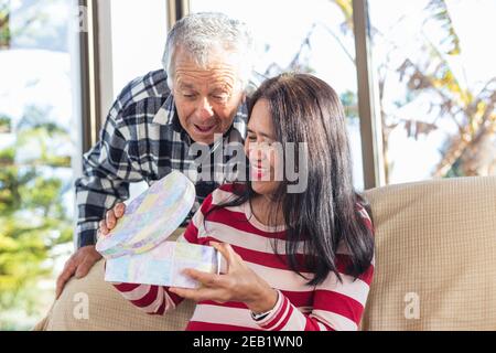 Coppia anziana in valentines giorno con una sorprendente sorpresa Foto Stock