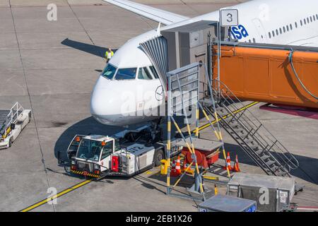 Berlino Germania - Aprile 21. 2018: Lufthansa Airbus A321 pronto per la partenza all'ingresso dell'aeroporto Tegel di Berlino Foto Stock