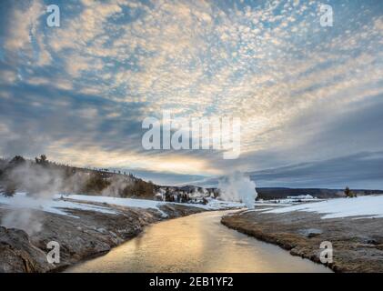 Yellowstone National Park, Wyoming: Nuvole all'alba sul fiume Firehole nel bacino superiore del Geyser Foto Stock