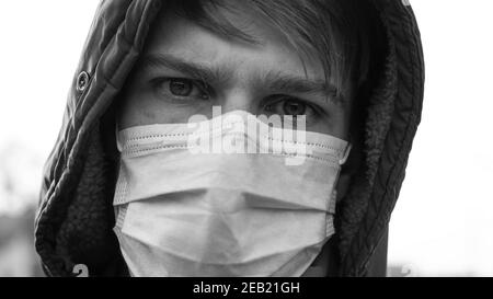 l'uomo in maschera medica è malato con un coronavirus. focolaio di infezione virale covid-19.pandemic quarantena epidemia Foto Stock