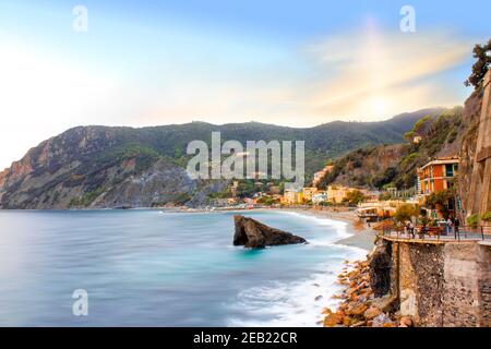 Monterosso al mare, cinque terre nella regione Liguria, Italia. Il cielo del tramonto è ispirato al calmo mare mediterraneo e alla roccia Foto Stock