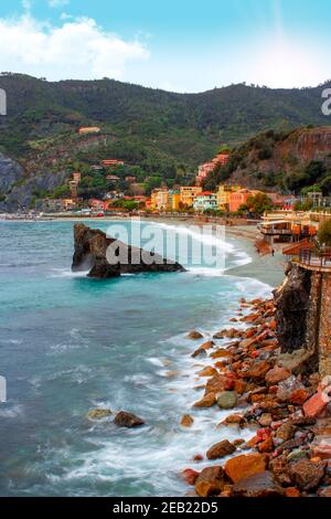 Monterosso al mare, cinque terre nella regione Liguria, Italia. Il cielo del tramonto è ispirato al calmo mare mediterraneo e alla roccia Foto Stock