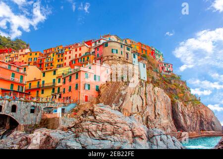 Manarola in cinque terre sulla montagna vicino al mare mediterraneo in liguria - Italia e cielo soleggiato nuvoloso. Architettura tradizionale italiana Foto Stock