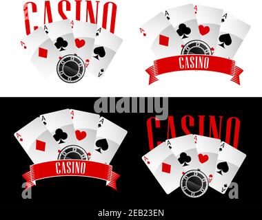 Emblemi o distintivi del casinò che raffigurano carte da gioco con quattro assi Poker mano e chip di gioco decorato Casino didascalia sul banner a nastro e su Illustrazione Vettoriale