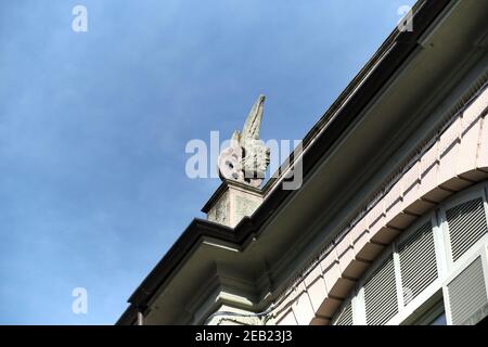 una capitale raffigurante un asse ferroviario sul tetto di una stazione Foto Stock