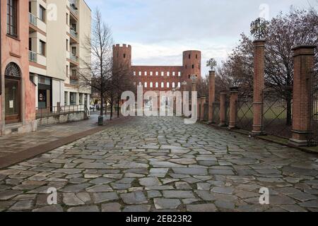 Panoramica della porta in mattoni all'ingresso del quartiere di porta Palazzo a Torino Foto Stock