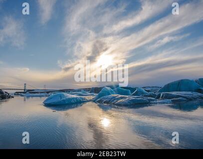 Tramonto sopra gli iceberg sulla laguna del ghiacciaio Jokulsarlon a sud Islanda Foto Stock