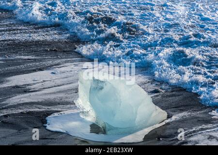 Iceberg sulla costa di Diamond spiaggia vicino Jokulsarlon in Islanda del Sud Foto Stock