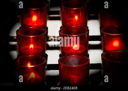 Candele votive illuminate dai visitatori bruciano nella cappella dell'azienda vinicola Castello di Amorosa a Calistoga, California. Foto Stock