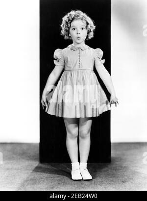 1936 ca., USA : L'attrice del bambino SHIRLEY TEMPLE ( 1928 - 2014 ) , Fox movie publicity still - FILM - CINEMA - ritratto - ritratto - boccoli - riccioli - ricci - bambino prodigo - shoes - scarpe alla bebè ---- Archivio GBB Foto Stock