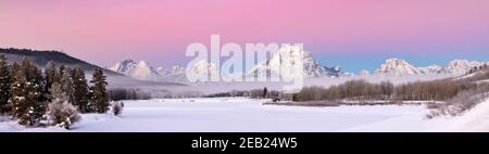 Grand Teton National Park, Wyoming: Mount Moran e Teton Range all'alba con bassa nebbia dal Oxbow del fiume Snake in inverno Foto Stock